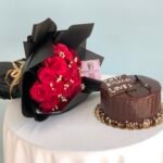 باقه الجوري الاحمر مع كيكه الشوكولا