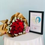 باقه الورد الجوري الاحمر مع لوحه الاشتياق والمسافات